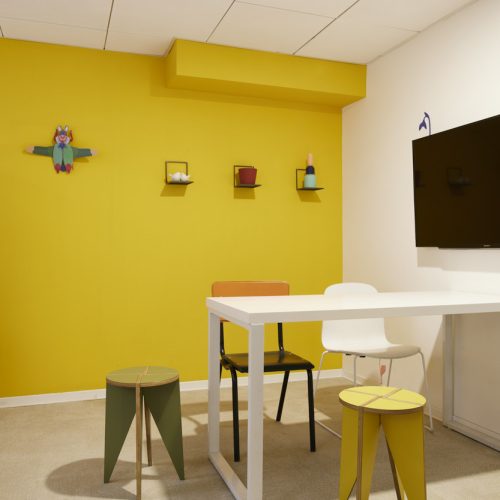 Salle jaune de l'espace de coworking de l'hôtel du Pin à Nice 