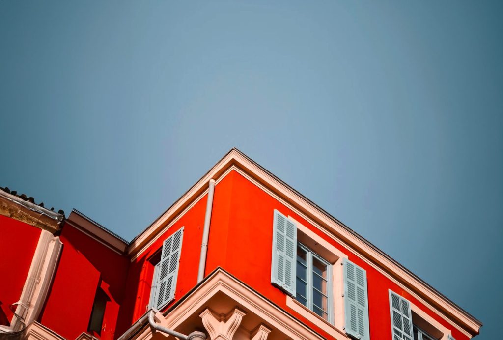 Vue d’un haut d’immeuble coloré rouge typiquement niçois