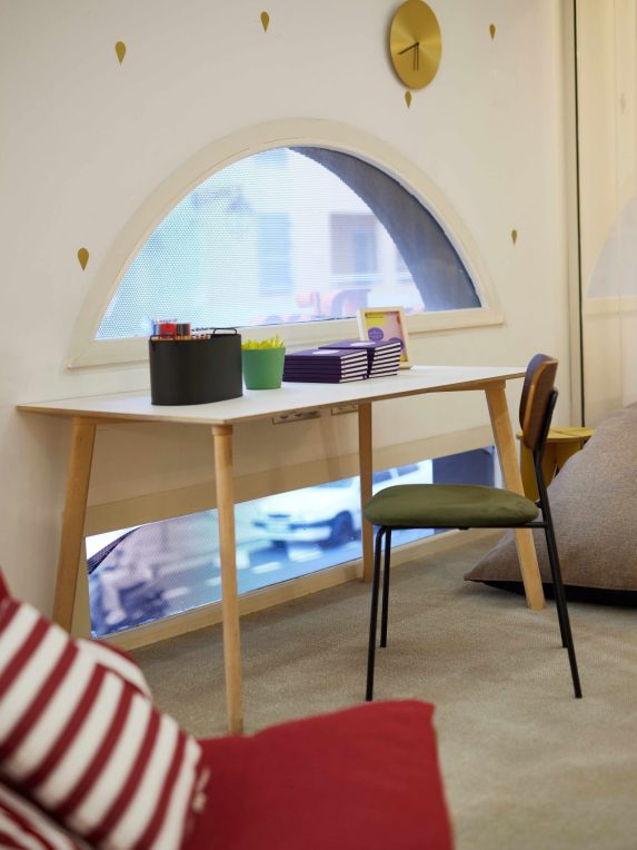 Bureau avec carnets, stylos, feutres et équipement à disposition pour travailler dans une salle de coworking à l’hôtel du Pin à Nice