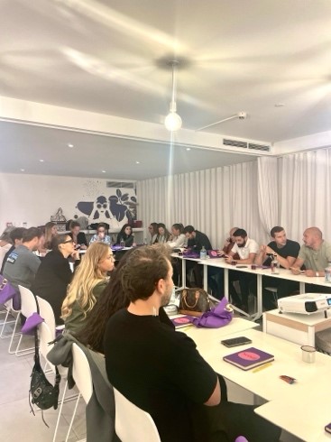 Séminaire du Groupe Concept Patrimoine en train de brainstormer sur une table en forme de U dans la salle blanche de l’espace business center de Scool à l’hôtel du Pin Nice Centre.