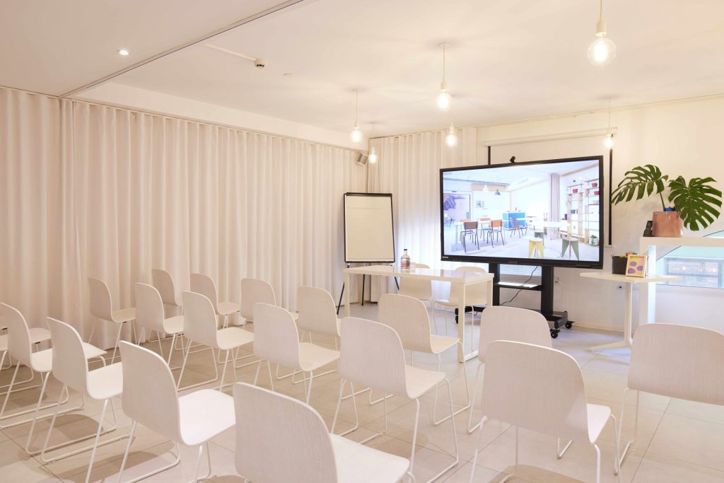 Salle blanche prévue pour les séminaires, réunions, conférences et teambuilding dans le business center Scool à l’hôtel du Pin à Nice 