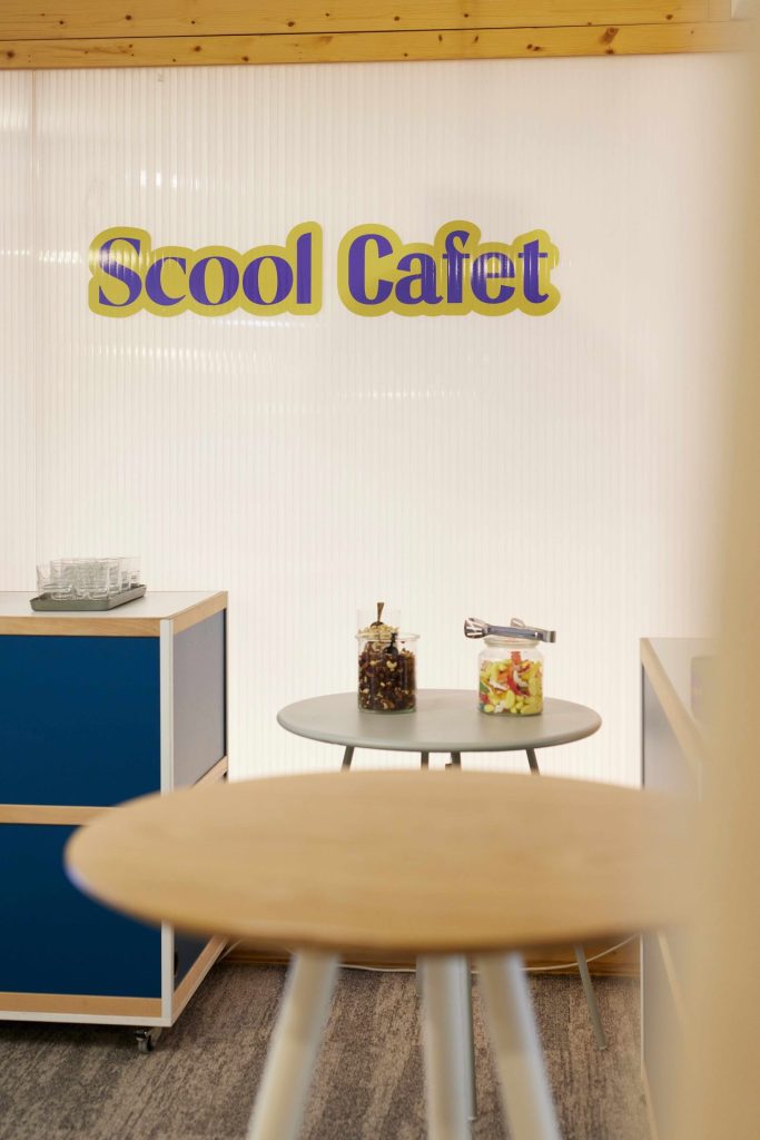 Scool cafet espace détente aménagé pour une pause